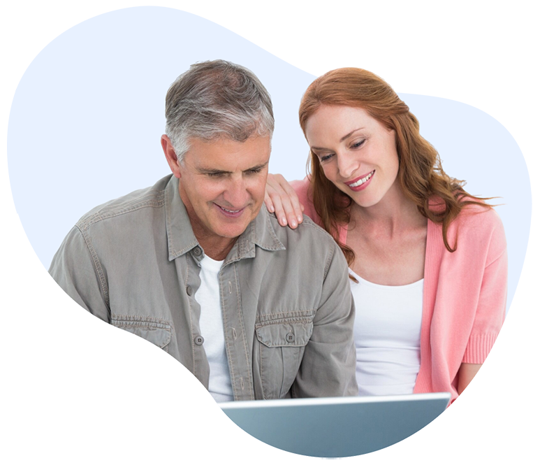 pareja-revisando-computador